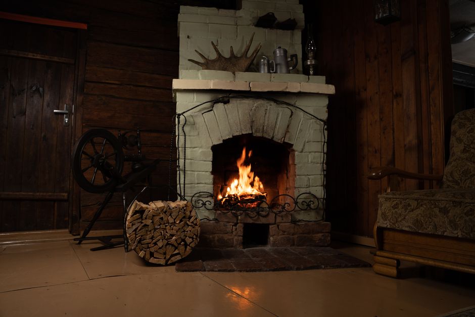 Chimenea de piedra y leña de encino